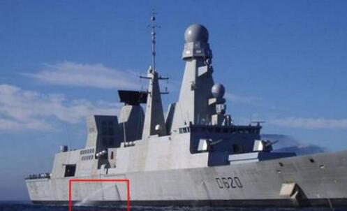 軍艦等大型船舶的側(cè)面不停地向外排水：水從哪里來？